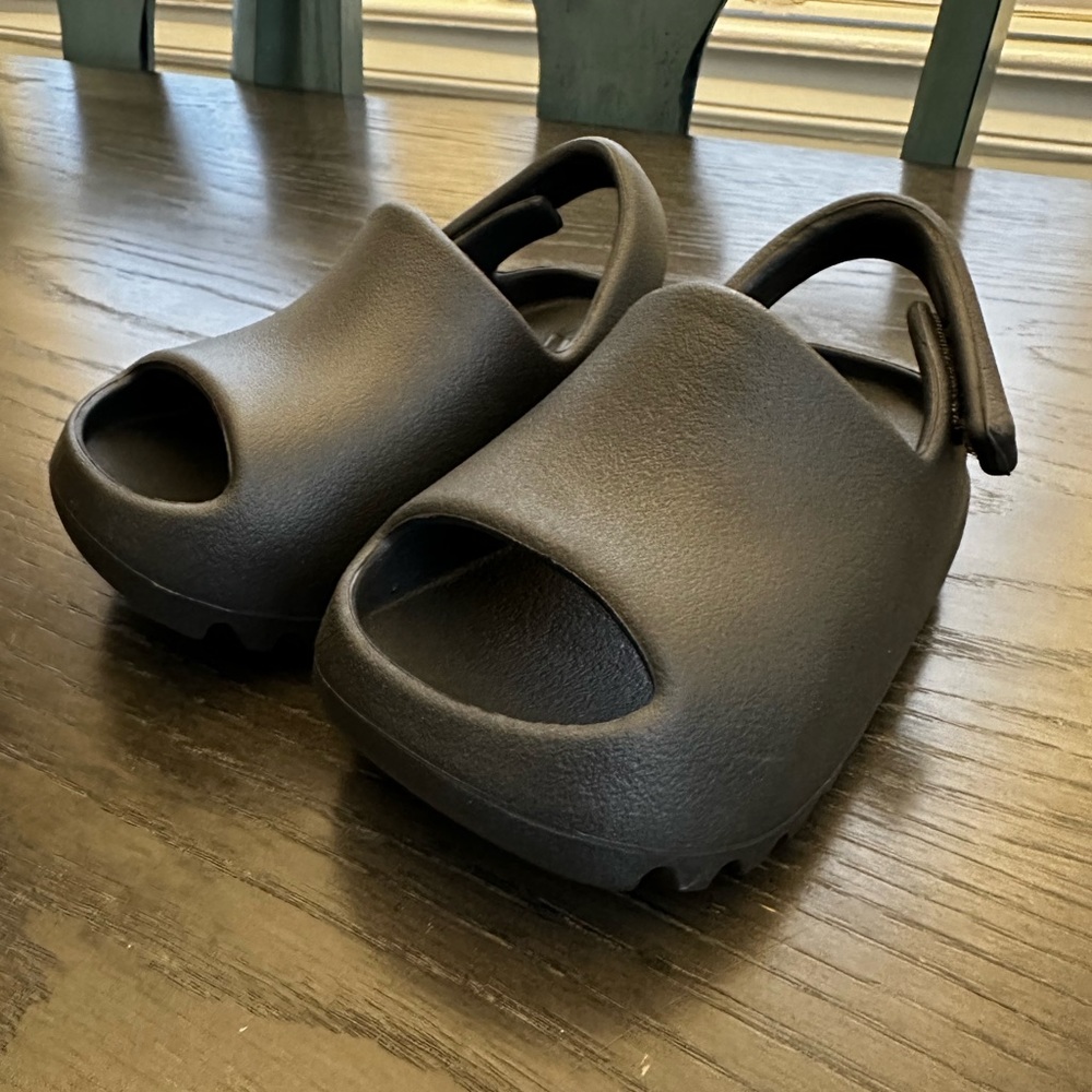 Yeezy Adidas Slide Toddler Size 7 Onyx Brand New